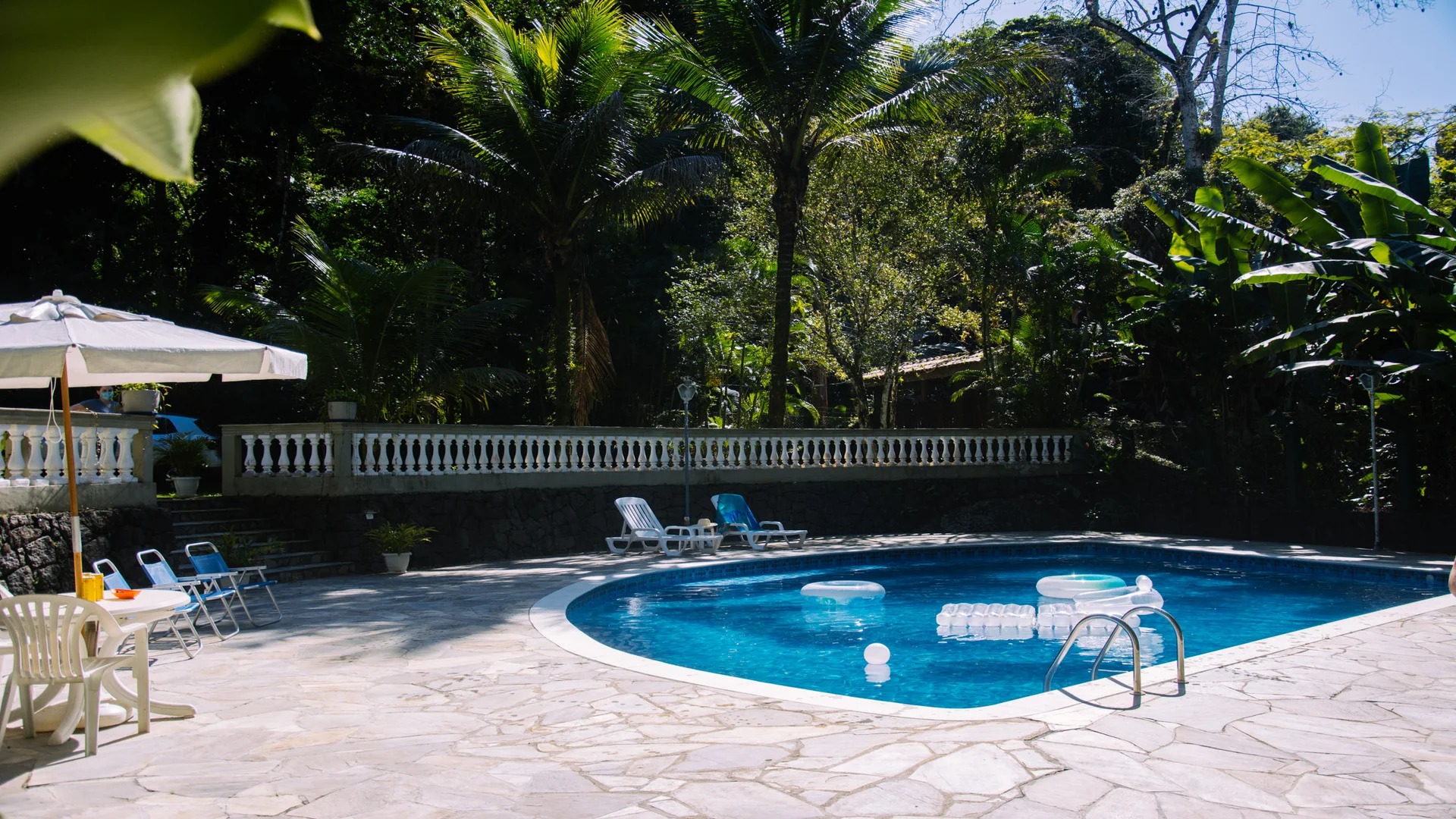 Área de lazer com piscina em casa para locação temporada. Atrativo para hóspedes e maior valor diário.