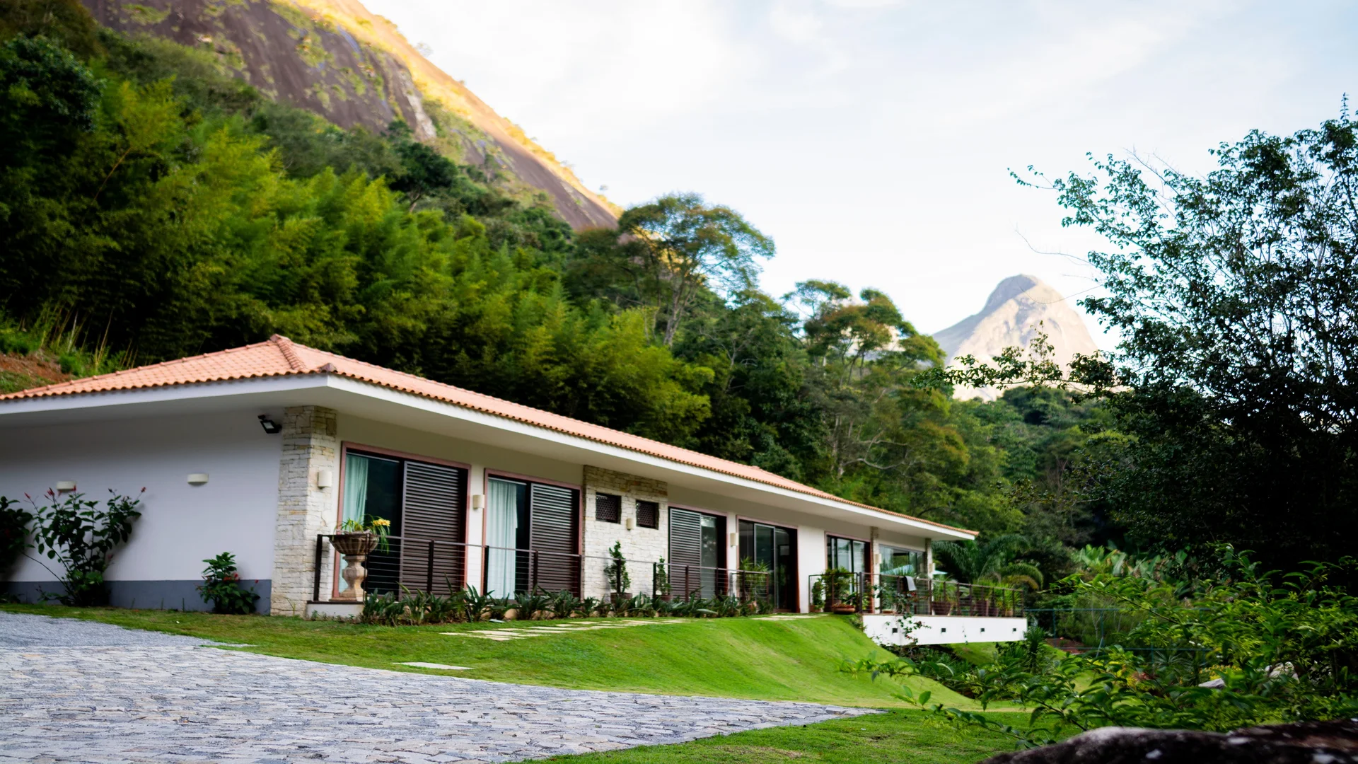 Imóvel para aluguel por temporada em Ubatuba com vista para montanha. Potencial de alta rentabilidade