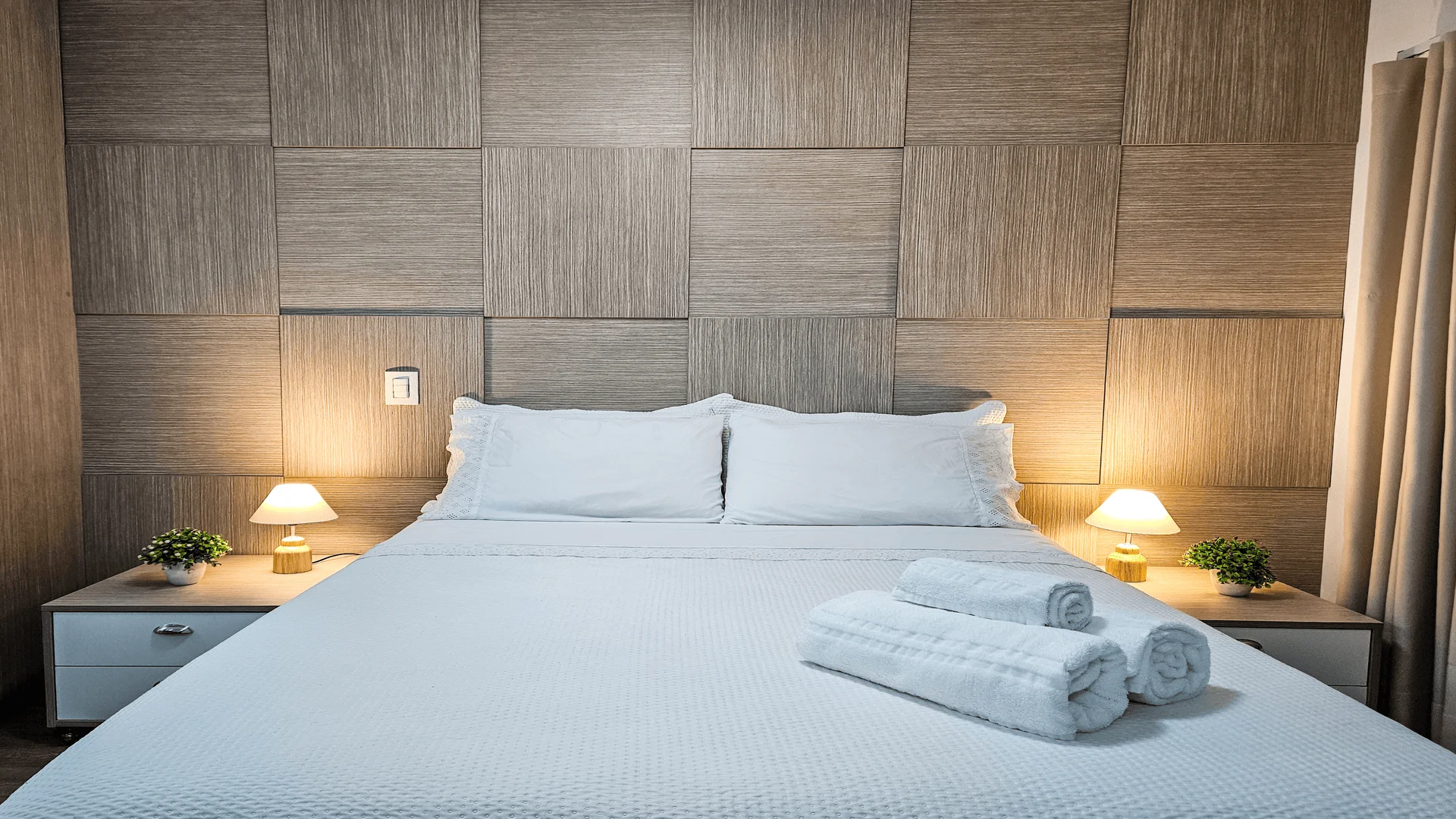 Quarto sofisticado com cama de casal. Padrão de qualidade para maximizar rendimentos em aluguel de temporada.