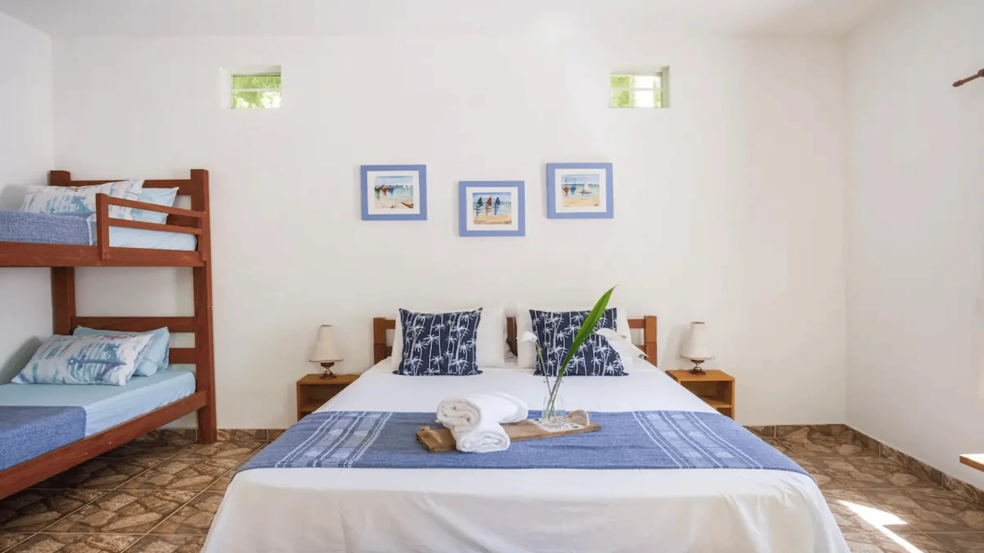 Quarto versátil com cama de casal e beliche. Ideal para famílias, aumentando a ocupação do imóvel.