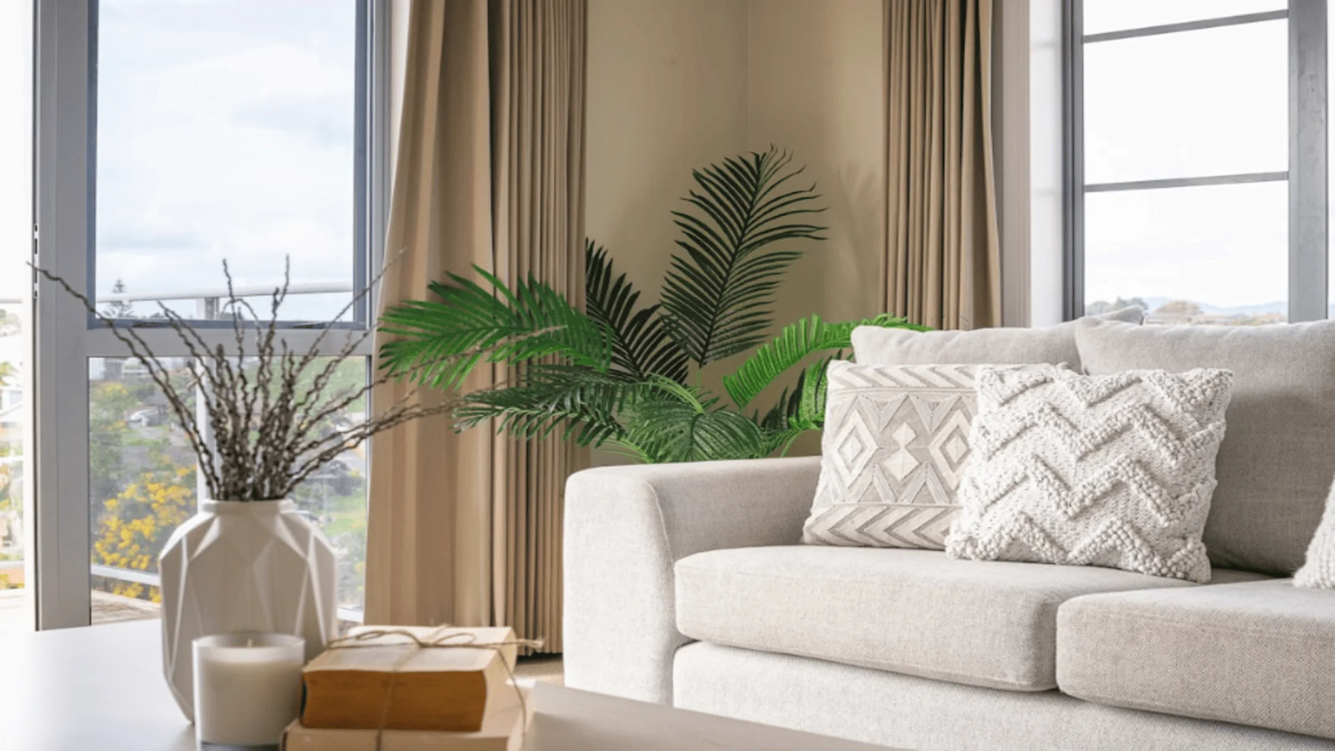 Decoração clean com requinte em sala de estar aconchegante. Aumento do valor percebido para aluguel por temporada.